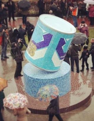 Скульптурная композиция посвященная сгущенному молоку.